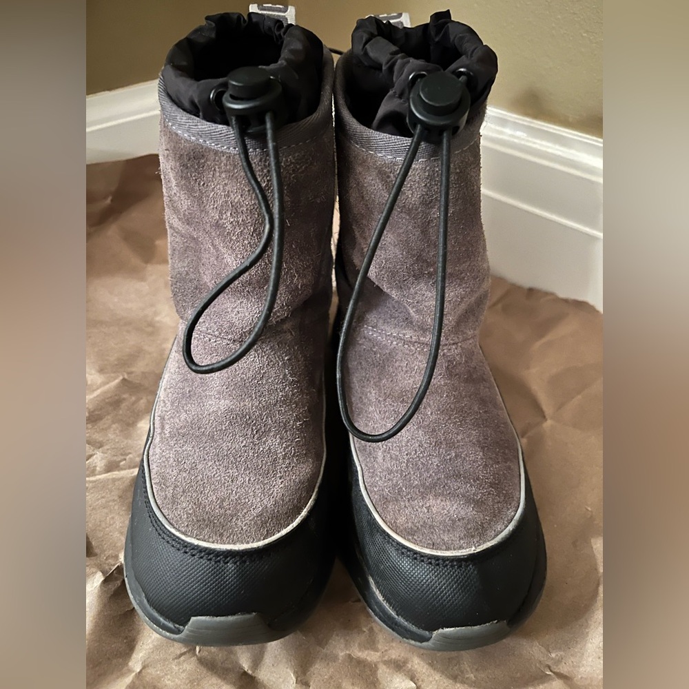 UGG Unisex Kirby Kids Black and Gray Suede Winter Boots.  Little Kids Size 1